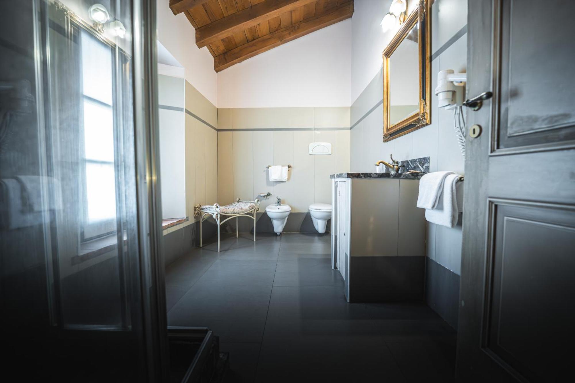 Hotel La Tavola Rotonda Cortemaggiore Bilik gambar