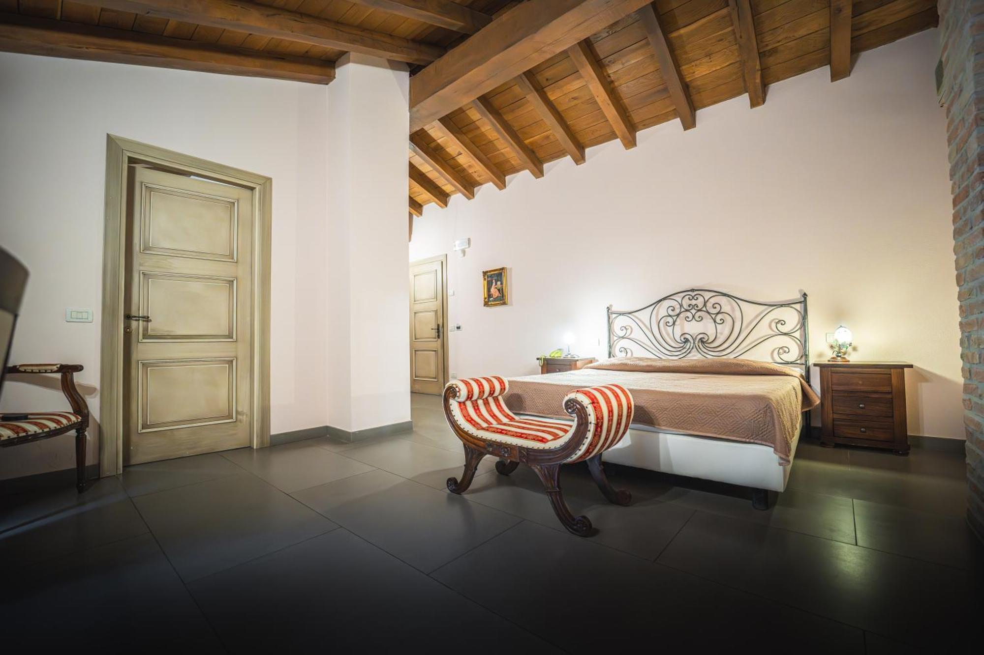 Hotel La Tavola Rotonda Cortemaggiore Luaran gambar