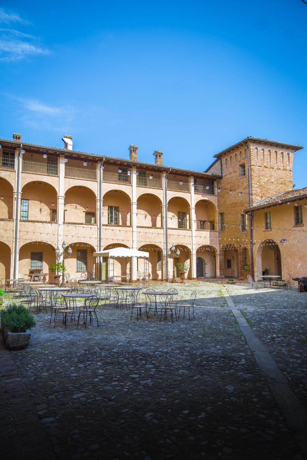Hotel La Tavola Rotonda Cortemaggiore Luaran gambar